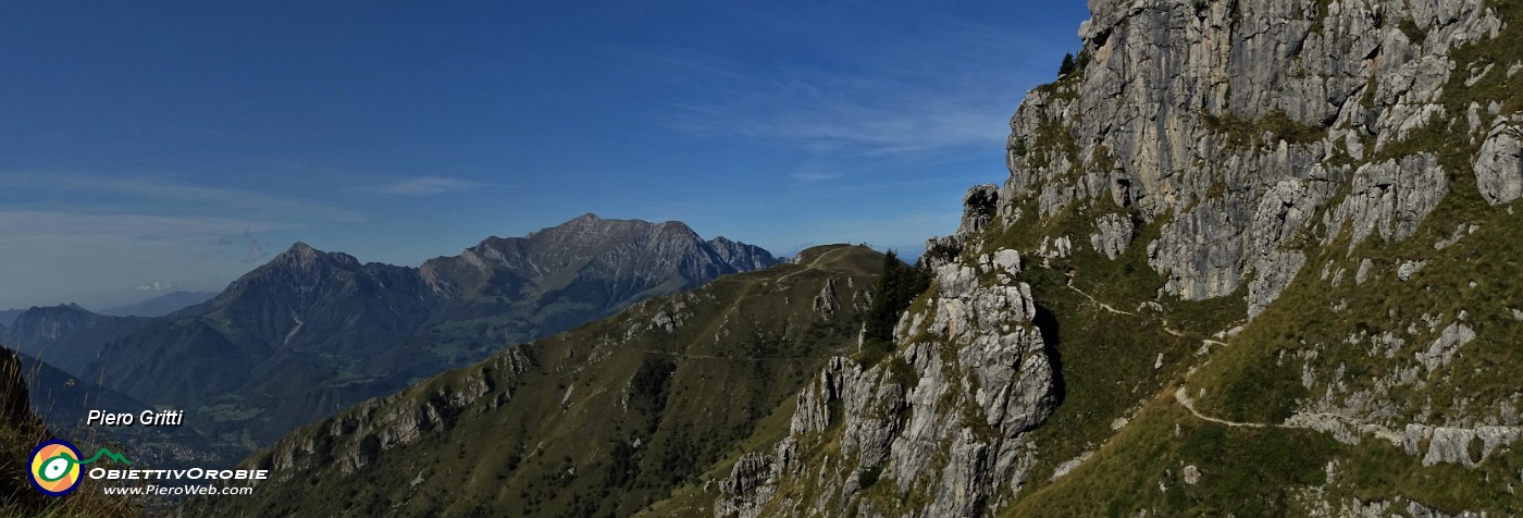 36 Vista panoramica sul tratto impegnativo nel grande canalone tra pareti rocciose a picco.jpg